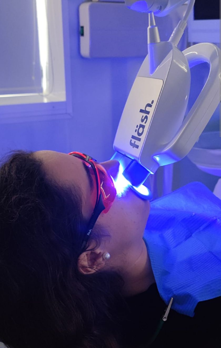Paciente durante uma sessão de branqueamento dentário a laser