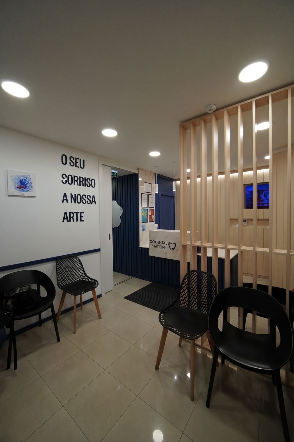 Receção e sala de espera, com o lema O seu sorriso, a nossa arte