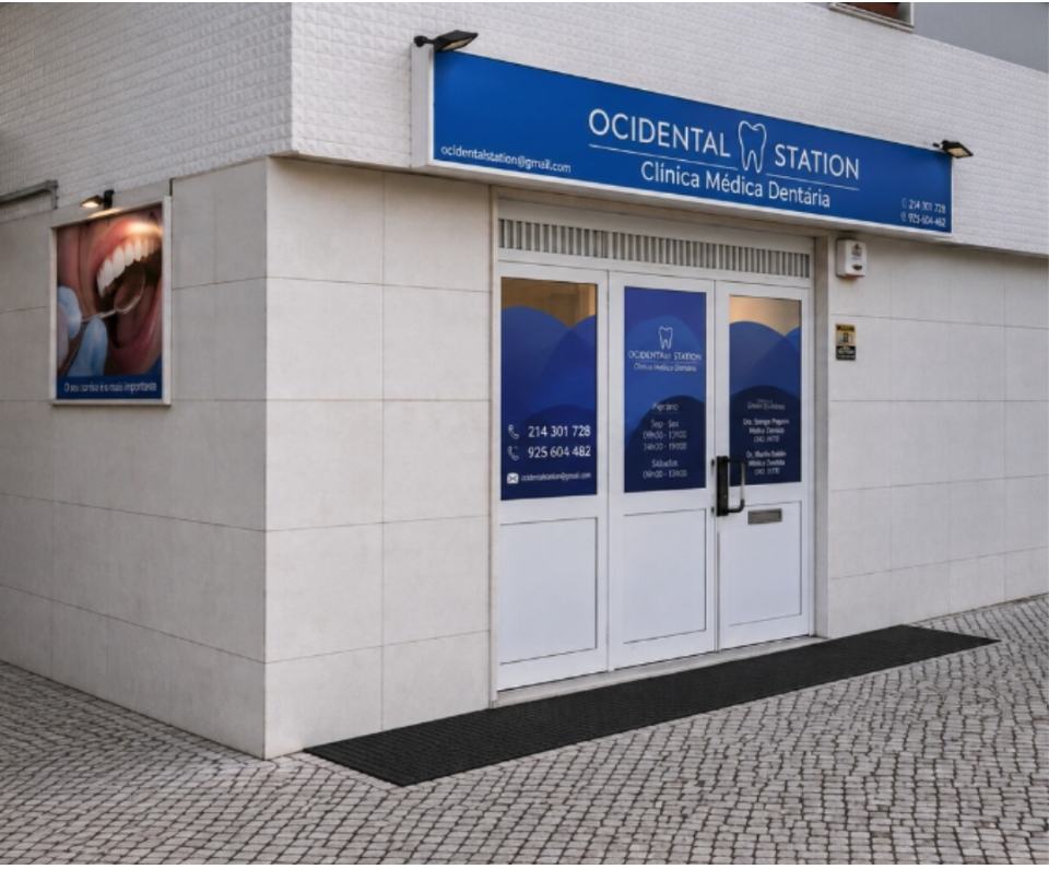 Fachada da clínica, junto à estação de Monte Abraão