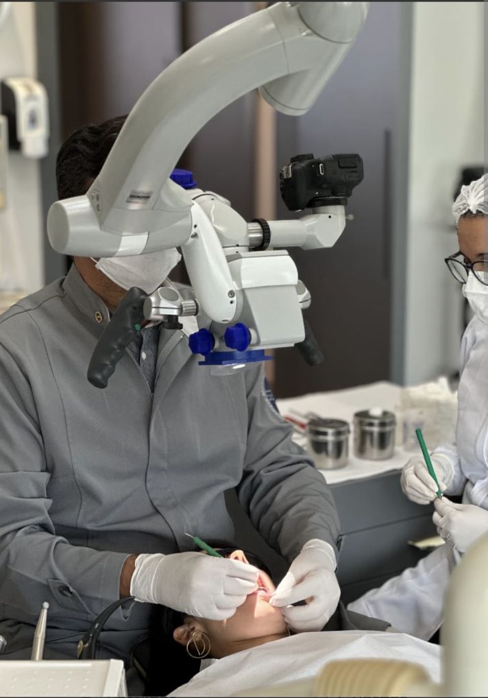 Tratamento com microscópio odontológico